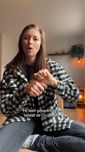 🍿Filmtip: Milano Marlena vertelt: Het is een Vlaamse film, met in de hoofdrol de dove acteur. De film gaat over de relatie tussen een zoon en zijn vader. De zoon is doof en heeft een CI. Hij leeft in zijn eigen wereld en zet zich af tegen iedereen, ook tegen zijn vader. De vader probeert contact te maken, maar dat lukt niet. Hij leert gebarentaal en betaalt de CI-operatie. Deze film gaat niet over doof zijn, maar over mens zijn. Ik vind het sterk dat er een dove acteur meespeelt in een film die