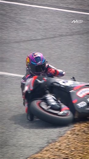 First fall of 2026! 💥 Heads up Jorge Martín Almoguera, restarts are now only behind the safety barrier ⚠️ #ThaiGP 🇹🇭 | MotoGP