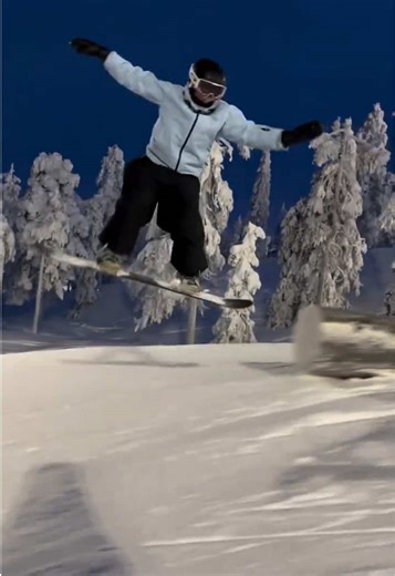 Riding in the evening >> @Aada #snowears #fyp #snowboarding #snowboardtiktok #skioutfit