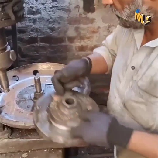 شپ پلیٹس سے گاڑیوں کے ٹائر رم کیسے بنائے جاتے ہیں How to make Heavy Vehicles tire rims from ship plates | Gadani Ship Breaking Yard Pakistan
