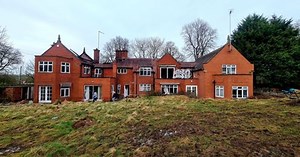 Urban explorer ventures inside creepy abandoned mansion