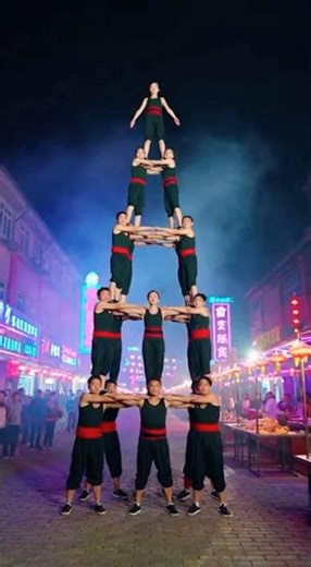 🎪 夜市人塔衝天！15人5層一秒定格😱🎪 15-Person Human Pyramid in a Neon Night Market 😱