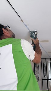 1.2K views · 194 reactions | Como abrir os buracos para aplicar calha de LED — este trabalho foi feito por nós!” Gostou deste vídeo?  Comente SIM ou NÃO se gostou! Siga a nossa página — só assim conseguimos trazer-lhe mais dicas e partilhar trabalhos de qualidade.#queridopedroleal #obras #decoração | Querido Pedro Leal | Facebook