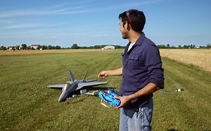 PeterSripol制作的 F-18 涡喷遥控飞机（生肉 翻译中）