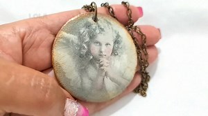 13K views · 546 reactions | Hola grupo, te muestro como hacer un colgante personalizado precioso DIPINTO DIBLU https://www.dipintodiblu.com | Lola Temprado Las Cosas De La Lola | Facebook