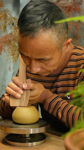 The Quiet Art of Chinese Handmade Zisha Teapots: Calm Your Mind #yixingteapot #zishateapot #clay
