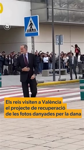 À Punt NTC on Instagram: "Els reis Felip VI i Letícia han tornat este dimecres a València en una nova visita institucional. En esta ocasió, han volgut conéixer de prop el projecte "Salvem les fotos" que es du a terme en la facultad de Bellas Artes de la Universidad Politécnica de Valencia. Una iniciativa impulsada arran de la dana del 29 d’octubre que forma part d'un projecte més ampli que compta també amb la col·laboració de la resta d'universitats valencianes i del Museu de l’Horta Sud. L’obj