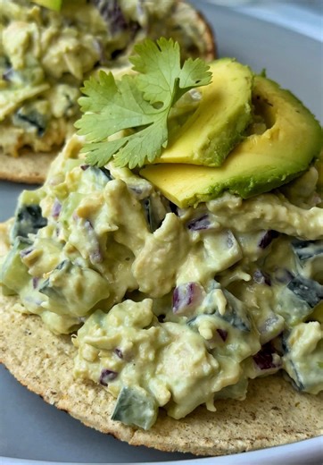 Ensalada de Pollo Cremosa con Aguacate y Yogurt