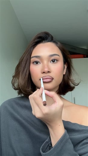 JENNAH LEIGH on Instagram: "concealer lips using local makeup brands 🫦 product used: @grwmcosmetics lip contour in Dulce de Leche @shopwithnaturale concealer in Yakan @issyandcompany fat gloss in Rhude #makeup #explore #beauty #lipcombo #lipgloss"