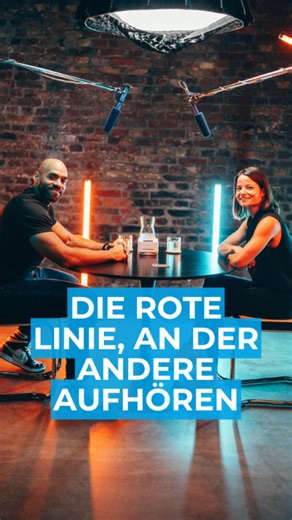 🇩🇪 Wo ist deine Grenze? Kasim Edebali (Ex NFL Spieler, RTL Football Experte) erzählt von einem Satz seines Trainers, der alles verändert hat: Jede:r hat eine rote Linie – die den Punkt markiert, an dem du aufhörst. Die Aufgabe? Finde sie. Verschiebe sie. Immer wieder. Nicht nur im Spiel, sondern in jedem Training. Deshalb gab es für Kasim bei jedem Spielzug nur eine Option: 100 %. 💯 Bis ans Limit. Und einen Schritt darüber hinaus. 🎥 Ganze Folge mit Luise Walther und Kasim Edebali auf YouTube