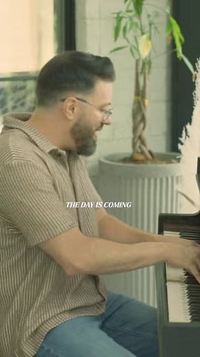 Do you feel like you don’t have what it takes to stay strong? 😔God has promised to teach you to trust & believe … He’s gonna start what He has finished! Hold onto peace ✌️ keep praising 🙌 and stand firm in your faith 💪#StayStrong #Trust #Believe #Faith #Peace #Praise #StandFirm #DontGiveUp #DannyGokey | Danny Gokey