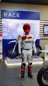 🏁🔥 YZ125 · Edición 70º Aniversario 🔥🏁 Yamaha lleva décadas escribiendo la historia del motocross con sus legendarias 2 tiempos, y esta YZ125 70th Anniversary es el mejor homenaje a ese legado ganador. Su diseño especial en blanco y rojo rinde tributo a los años dorados de la competición, mientras que su tecnología actual demuestra que el ADN racing de Yamaha sigue más vivo que nunca. Ligera, potente y hecha para exprimir cada salto, cada curva y cada salida. Una moto creada para llevarte dir