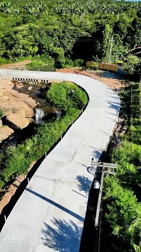 Pedro Humberto on Instagram: "Olha só, galera! A nova ponte sobre o rio Juré tá quase pronta!😎🚧 Mais segurança e mobilidade pra nossa comunidade. É trabalho acontecendo de verdade!✅"