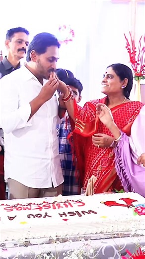 Jagan JMR on Instagram: "అమ్మ విజయమ్మ గారితో కలిసి పులివెందులలో క్రిస్మస్ పండుగ చేసుకున్న @ysjagan అన్న! తల్లిని గెంటేశారు అని నీచ రాజకీయాలు చేసే చంద్రబాబు, యెల్లో మీడియా & కో లకు ఇది చెంపపెట్టు లాంటి సమాధానం. #YSJagan #YSVijayamma #Pulivendula #YSRCPAmerica #AndhraPradesh"