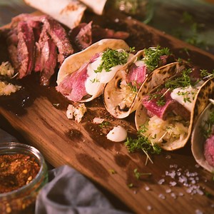 So schnell, so leicht, so lecker und voller Power 😎! Eben richtige Lecker Power. Das ist das Body Kitchen Motto! Genau das findet ihr auch in unserem Steak Taco Rezept 😇☺! Perfekt zum snacken und als Fingerfood mit Freunden. Dieses Rezept findet ihr in unserem neuen Kochbuch: https://amzn.to/2PuOxGg Den Rezeptlink in den Kommentaren. | Body Kitchen