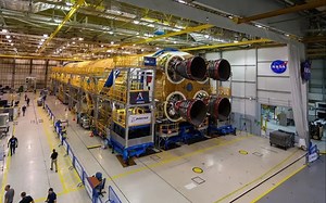 【中字】太空发射系统（SLS）芯级组装完成