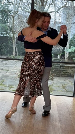 The simplest step reveals the deepest truth. 🚶‍♂️🎶 In tango, the walk isn’t just a way to get from A to B. It’s a mirror of your entire dance. You can tell everything about a dancer by watching how they walk: their musicality, connection, balance, and presence. Here are some essentials to refine your walk: ✅ 𝐖𝐚𝐥𝐤 𝐟𝐫𝐨𝐦 𝐲𝐨𝐮𝐫 𝐜𝐞𝐧𝐭𝐞𝐫, not just your legs ✅ 𝐋𝐞𝐭 𝐭𝐡𝐞 𝐦𝐮𝐬𝐢𝐜 𝐬𝐡𝐚𝐩𝐞 𝐲𝐨𝐮𝐫 𝐬𝐭𝐞𝐩𝐬 - not just the rhythm, but the feeling ✅ 𝐒𝐭𝐚𝐲 𝐜𝐨𝐧𝐧𝐞𝐜𝐭𝐞𝐝 -