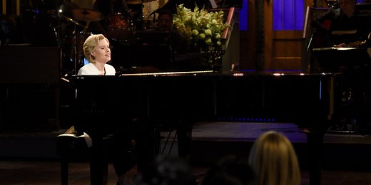Watch Kate McKinnon Sing ‘Hallelujah’ in a Powerful SNL Cold Open