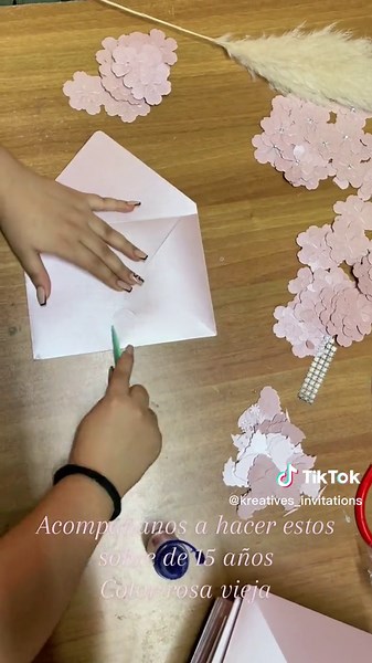 Realizando estos sobres para 15 años color rose vieja, #15años #invitaciones #cherryblossom #quinceañerainvitations