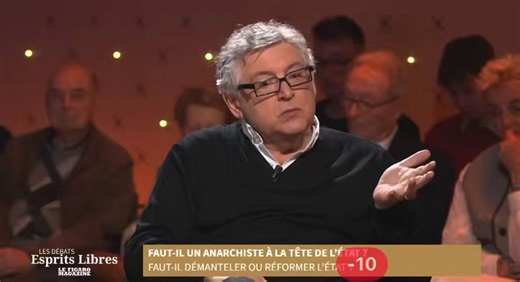 David Lisnard : « Plus on a fait de règles, plus on a régulé le logement, moins on a fabriqué de logements ! On parlait de Pompidou tout à l’heure. De son temps, la France comptait 48 millions d’habitants, et on construisait 500.000 logements neufs par an. Aujourd’hui, on a la loi SRU, la loi climat et résilience, on a l’impôt sur la fortune immobilière, et on produit 280.000 logements par an. Le problème est avant tout dans cette bureaucratie, qui résulte précisément de l’excès de régulation, q