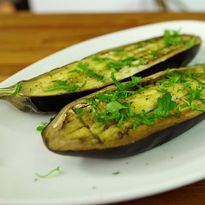 Hmmmmm les aubergines au four, trop bon ! La recette : https://www.cuisineaz.com/recettes/aubergines-au-four-d-olivia-6987.aspx | Cuisine AZ