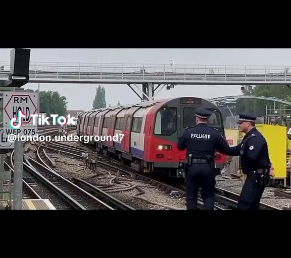 @London underground @jubilee line tube #londonunderground #londonundergroundtube #londonundergroundtrain #underground #undergroundtube
