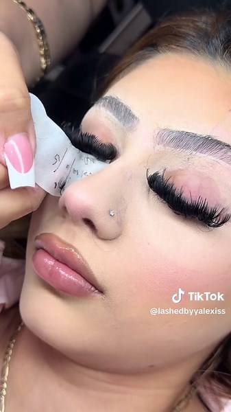 Create Stunning Wispy Mega Volume Lashes