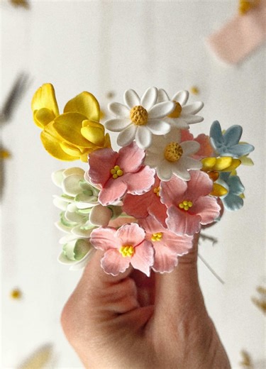 Estás flores tan diferentes van a formar parte de un tocado súper bonito que estoy deseando enseñaros 🥰 Sin duda el toxo me ha robado el corazón y la verdad es que estoy deseando volver a usarlo 🥹✨💛 #flordeporcelana #artesania #novias2026 #tocadonovia #tocadopersonalizado