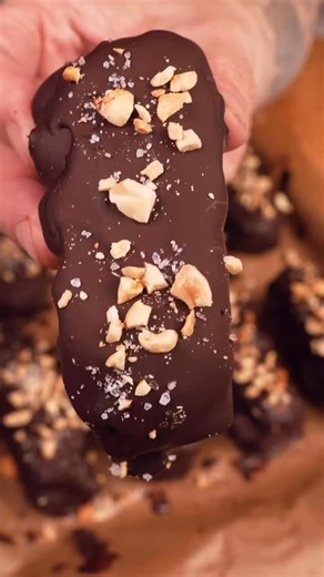 Healthy Snickers-Style Banana Bars (Vegan • 5 Ingredients • So Good!) If you love Snickers ice cream bars, you have to try these! I really love this recipe, it is amazing, so simple and delicious. These are a healthier, plant-based alternative that satisfy that sweet salty craving perfectly. Save this recipe for your next treat! Recipe inspired by @moribyan and shared with love by @dinewithdunn Ingredients • Bananas • Dates • Peanut butter (natural) • 70% dark chocolate • Crushed peanuts • Sea s