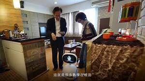 【Hey Zenbo～爸爸來看你囉！🏠】 Zenbo開賣已經一段時間了，華碩董事長施崇棠身為Zenbo 的爸爸，當然也要關心探望一下兒子囉！❤️ 施董事長化身專屬客服出任務⚡️親自到用戶家拜訪，分享Zenbo建立地圖的原理、以及和Zenbo說話的小訣竅，讓Zenbo更聰明聽話！🤖 👍 想了解更多的Zenbo技術原理嗎？快和小編來瞧瞧獨家影片大公開～ | ASUS