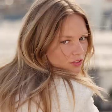Natural radiance with a bare skin effect. An instinctive technique for spontaneous application made extremely easy. And sensorial formulas that protect and hydrate the skin every day. With LES BEIGES, CHANEL provides a healthy glow for women in search of a simple, light look. Anna Ewers, Blesnya Minher, Mona Tougaard Discover on chanel.com/-_LES_BEIGES_POWDER | CHANEL