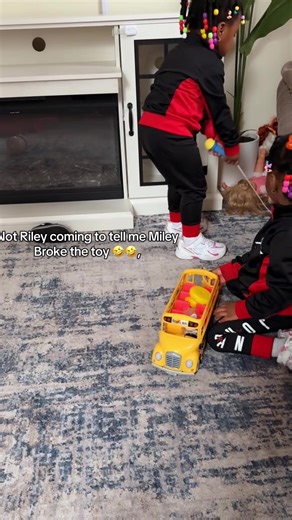 And now they are fighting over the 🎤 🤣🤣 #twins #momsoftiktok | twins