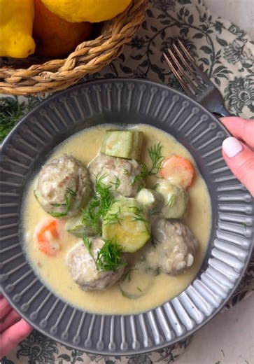 Κολοκυθάκια Αυγολέμονο 🥒🍋 Αυτή η συνταγή υπάρχει εδώ και αρκετά χρόνια στη σελίδα μου και είναι από εκείνες που αγαπήσατε πολύ. Επειδή όμως έχουμε πλέον και καινούργια παρέα, ήθελα να τη θυμίσω στο νέο μου κοινό γιατί κάποια φαγητά αξίζουν να τα φτιάχνουμε ξανά και ξανά 🤍 Ένα φαγητό οικογενειακό, ελαφρύ, μελωμένο και γεμάτο αρώματα άνηθου και λεμονιού! Υλικά Για το φαγητό \t•\t5 μικρά κολοκυθάκια 500 γρ κιμά μοσχαρίσιο \t•\t1 καρότο \t•\t2 κ.σ. άνηθο ψιλοκομμένο \t•\t2 κ.σ. μαϊντανό ψιλοκομμέ