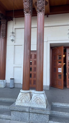 Look at the detail on this temple! 😲 | John Jacobs