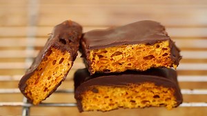 Give my Homemade Honeycomb Crunchie Bars a go — you'll fall in love with the crunchy toffee caramel! Get my Written Recipe: http://bit.ly/GemsHoneycomb | Bigger Bolder Baking