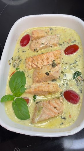 Saumon à la crème et aux épinards au Cookeo. Voici ma recette pour 2 / 3 personnes: 2 pavés de saumon (environ 280 g ),2 cas d’huile d’olive, 2 gousses d’ail, 200g de tomates cerises, 100g d’épinard frais ou surgelés, 10g de beurre, 20cl de crème semi épaisse ,10g de parmesan râpé, 3 feuilles de basilic, sel et poivre. Dans la cuve du Cookeo en mode dorer mettre l’huile d’olive, mettre les pavés de saumon et faire dorer une minute de chaque côté. Retirer et réserver. Ajouter le beurre et mettre