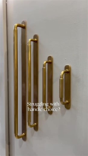 They aren't just handles, they're the jewellery of your kitchen 😍 Struggling to pick the right finish? Whether you're leaning toward a Traditional farmhouse style, a sleek Modern scheme, or that perfect Transitional middle ground, the hardware you choose changes everything 👇🏼 In this week's episode of the Love Your Kitchen podcast, we're answering your most-asked hardware questions-from choosing the right proportions to matching handles with your specific kitchen style. Plus, we take you insi