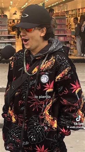 PARQUE IMPERIAL - BARUERI SP on Instagram: "Jovem surpreende ao cantar ópera no Calçadão de Osasco usando visual de funkeiro. Quem passava pelo centro foi pego de surpresa ao ver um jovem, vestido com roupas da marca Ciclone, soltando a voz e cantando ópera em meio ao movimento do calçadão. A apresentação quebrou estereótipos e mostrou que nem sempre a aparência define o talento. Às vezes, a skin realmente engana."