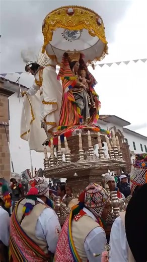 Onceava Imagen... Virgen de la Natividad ES conocida como “Nuestra Señora de la Almudena”, es la Patrona de los comerciantes y negociantes por su fama de traer prosperidad. Su imagen con el brazo pegado al cuerpo, simboliza una mujer ahorrativa. Esta virgen sale en procesión durante el Corpus Christi en Cusco acompañada música, danzas organizadas por sus fieles devotos. Virgen de Natividad de Almudena Imagen que simboliza la maternidad y suele representarse con un brazo pegado al cuerpo, en seña