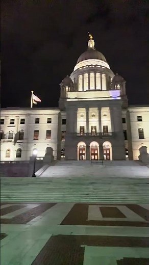 RI State House Front. La Casa de Estado de RI.
