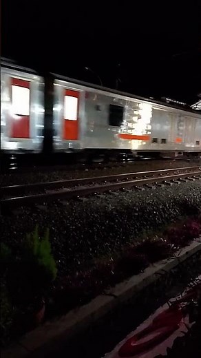 kereta api Logawa 247 memasuki stasiun Kutoarjo menuju purwokerto #keretaapi