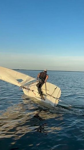 Making it look far too easy… 😅 A perfectly timed roll gybe. 😍 🎥: @hike_beast #WorldSailing #Sailing