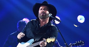 Garth Brooks Announces Upcoming Facebook Live Acoustic Show