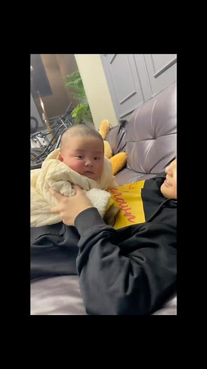 小老虎和哥哥(三胞胎天之文) on Instagram: "好快呀，转眼小宝贝16个月了#人类幼崽到底有多治愈 #每一个瞬间都值得被记录 #慢慢长大慢慢爱你 #时尚界不能没有人类幼崽"