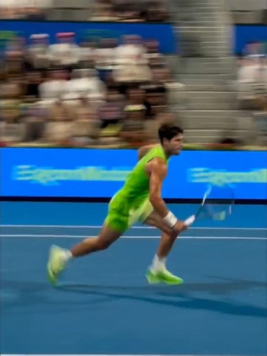 Carlos Alcaraz en Modo Flash: Velocidad en la Cancha