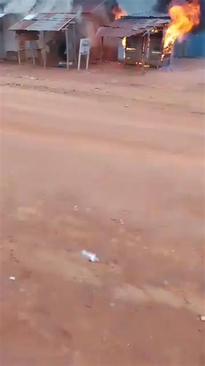 Beni : double attaque ADF ce dimanche 01 Février 2026 , village de MAMOVE dans le Territoire de Beni en Secteur de Beni Mbau. Selon les premières informations reçues de la société civile d'Oicha, il y aurait des morts et blessés au côté de plusieurs maisons incendiées. Darius Syayira, rapporteur de cette structure citoyenne précise qu'au même moment le village VUHIRA situé à l'ouest de SAMBOKO TSANITSANI a également été attaqué par ces mêmes ADF ce dimanche 01/02/2026 depuis 06h. Plusieurs civil