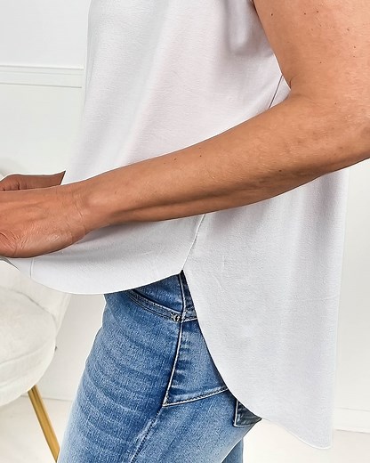 3.2K views · 13 reactions | Camiseta Adelaida 李 El básico que necesitas en tu armario, por SOLO 7€  Encuéntrala aquí  https://www.chela.es/es/7535-46593-camiseta-adelaida.html | Chela | Facebook