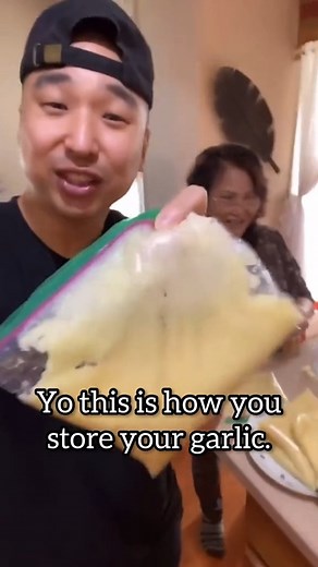 How to Store Garlic So It Stays Fresh 🧄 #garlic #storegarlic #foodhacks #kitchenhack #foodlover #foodielife | Chris Cho