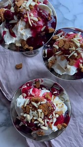 Risalamande uden ris - lyder det skørt? Prøv denne dessert af luftig, pisket panna cotta pyntet med kirsebærsauce og knuste brunkager🍚🍦🍒 👇🏻 LINK TIL OPSKRIFT I KOMMENTARFELTET👇🏻 | Frederikkewaerens