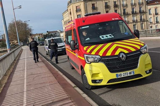 Des passants retiennent un homme désespéré prêt à se jeter du pont de la Loire entre Roanne et Le Coteau